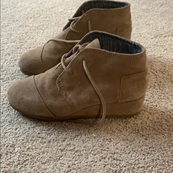 Not made anymore Toms healed shoes - Picture 2 of 4